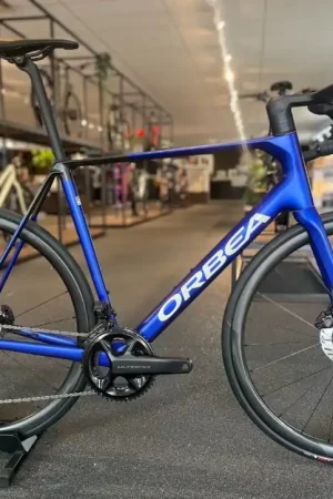 Gereduceerde Prijs ORBEA ORCA M20iTEAM Heren Cobalt Blue/ Carbon Raw 57cm 2026